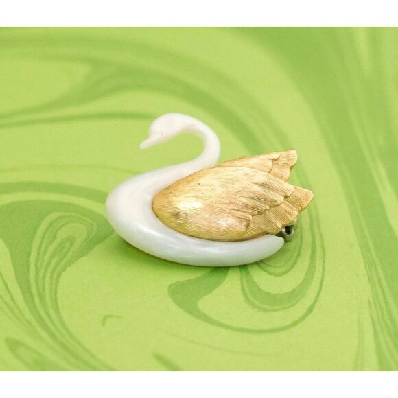 Vintage Elegant Two Tone Swan Brooch by Avon - W20 - Picture 1 of 3